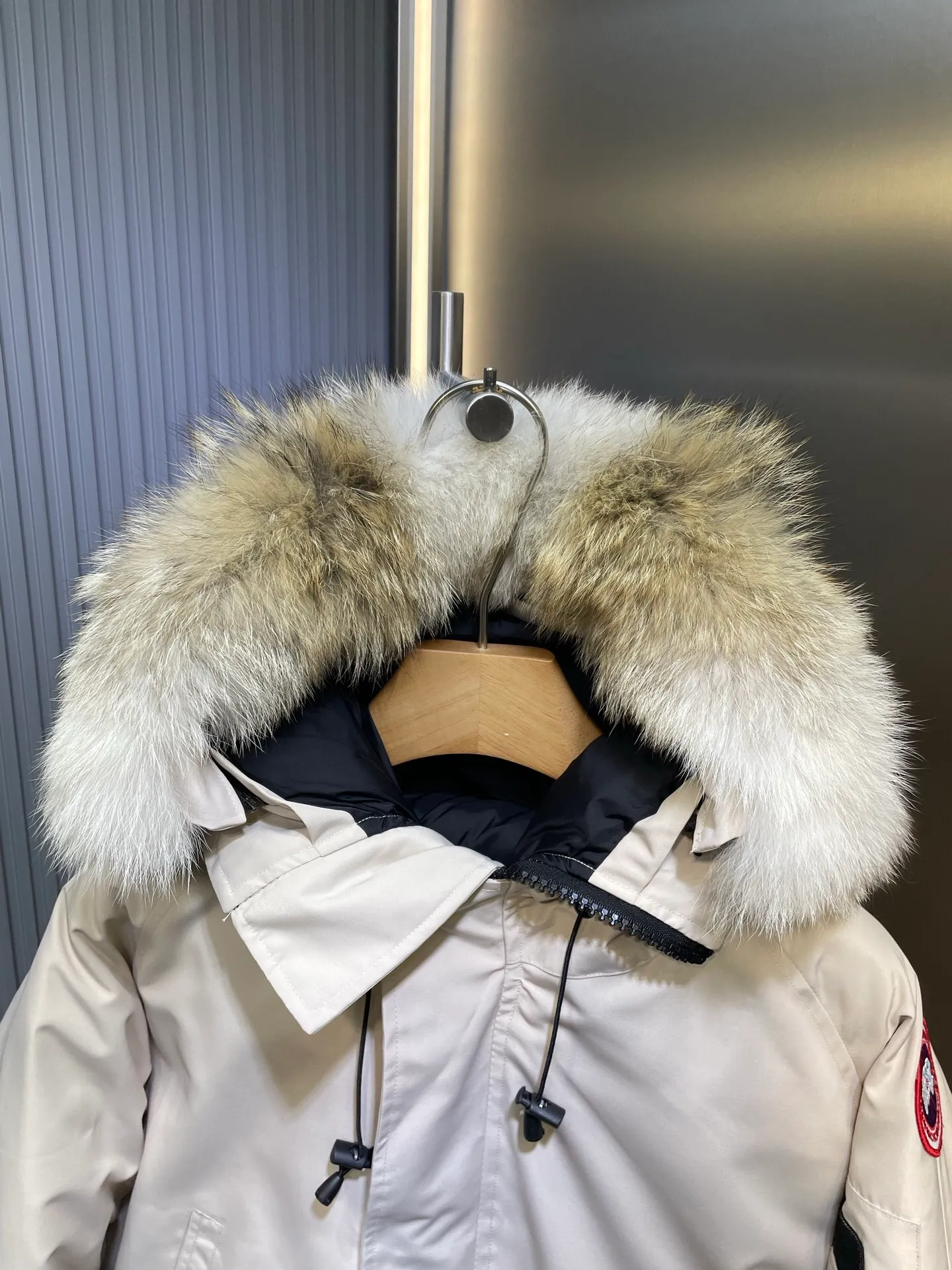 P760 original top quality Canada Goose #Chilliwa 7999M pilot short style/01 style #Men and Women Same Style# Synchronized anti-counterfeiting chip sensor! ➖ Imported 21S polyester-cotton blended original fabric [Last year’s 16S/18S hard fabrics have been completely eliminated, this year all use 21S synchronous fabrics, the soft mid-strap feels delicate and textured], synchronous Feather-Light 10D waterproof coating fabric, made of 84.5 polyester fiber and 15.5 cotton, 100% the best feel in the entire network! ➖ The official website synchronizes the national standard 80 white duck down, you can check the official website customer service, there will never be a series of misleading claims such as 90 down or goose down! ➖ Using the best nylon lon lining with double double-layer sealing design, anti-down 7 needles + grid-filled down ready-made garments, there will be 100% no so-called velvet running! ➖ The cuffs are designed with thickened seamless threads, and the collar and pocket lining are made of top-notch warmth and comfort! ➖ Yoshida YKK provides original custom-made electroplated sliders. YKK two-way lockable zippers are tight and smooth and will not peel off paint! ➖ 3M composite guarantees that the Velcro is the same as the original, durable, and all accessories and hardware are custom-made! ➖ Customized 10,000-needle embroidery labels imported from Behringer embroidery machines, 98% of which restore the original labels. You can check and compare on the official website! ➖ The fur collars are all made of large pieces of Western Canadian blue wolf hide, ensuring that each fur collar is 13-15cm wide!   Size:XS-XXL